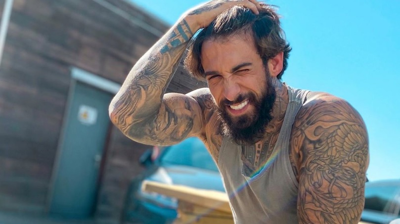 Zien! Fabrizio Tzinaridis laat groot deel van zijn tattoos verwijderen