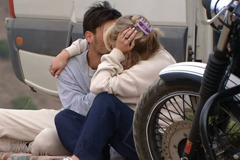 B&B Vol Liefde Verliefdheid bij Joy en Dani en Thalia is terug! Love & Reality B&B Vol Liefde Verliefdheid bij Joy en Dani en Thalia is terug! Love & Reality