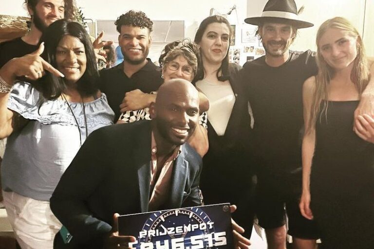 Zien! Isaac viert zege met zijn Een Jaar van je Leven-vrienden - Love