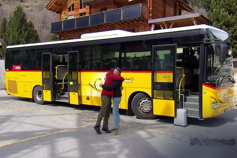 Joshua Benjamin bij de bus