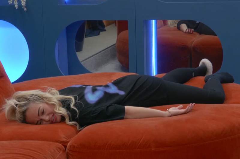 Ashley Big Brother liggen