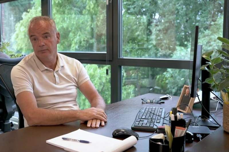 Hilarische grap in Kopen Zonder Kijken: Bob op het bureau van Alex