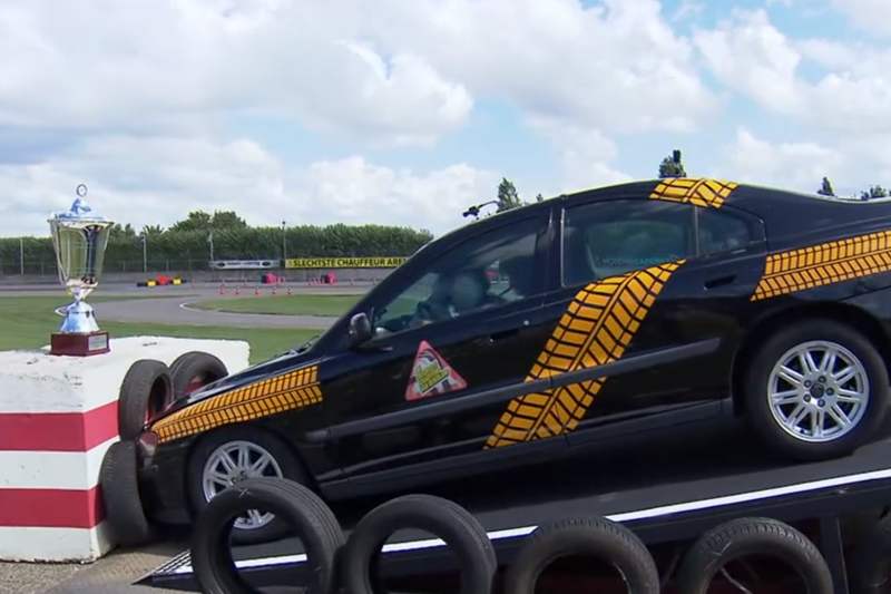 Auto tegen blok De Slechtste Chauffeur van NEderland