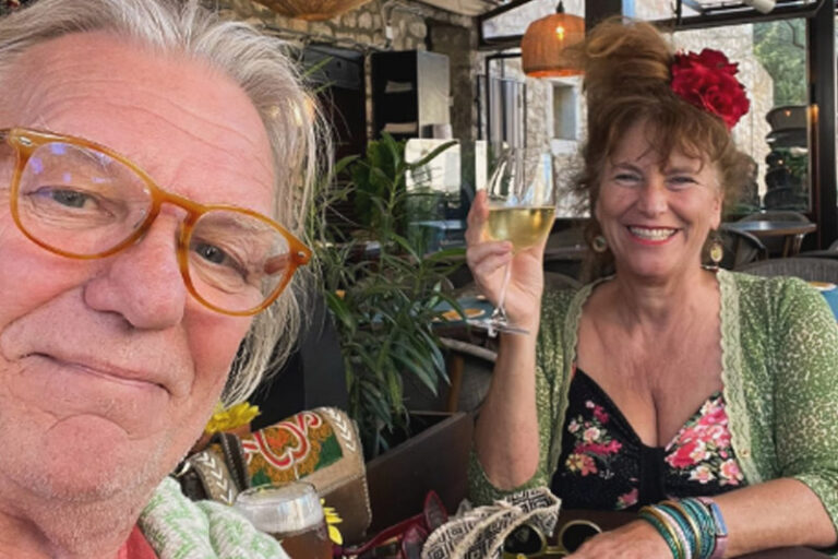 B&B Vol Liefde-Debbie pakt dolblij cadeautje uit: "Mijn derde kind is