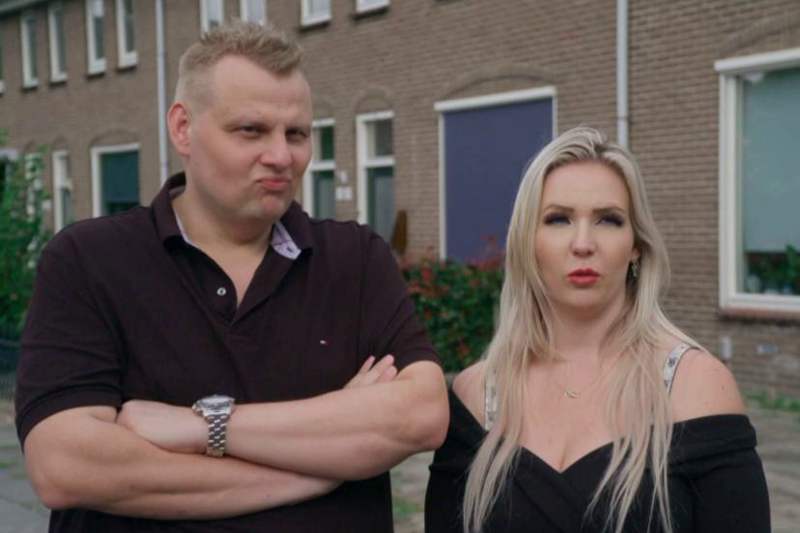Inbraak bij stel uit Steenrijk, Straatarm: politie massaal aanwezig Jan en Anouk steenrijk straatarm
