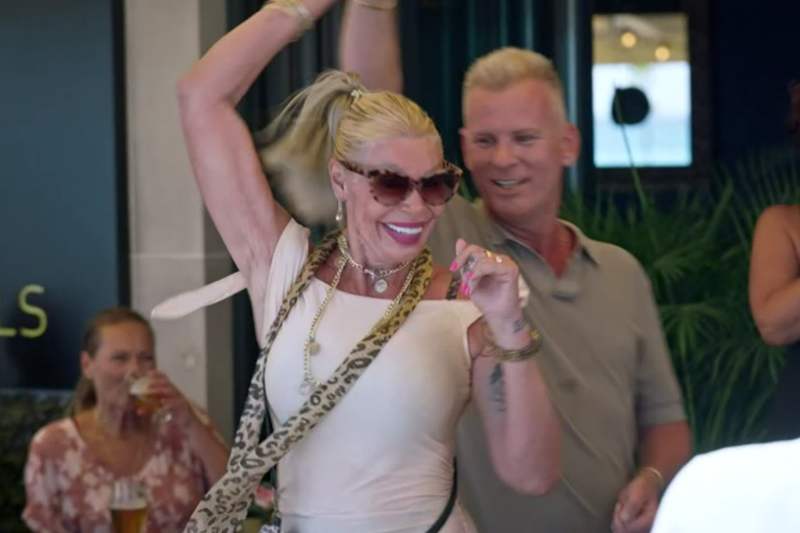 Aadje heeft de vijftig gehaald en feestelijke openingen in Daar Gaan Ze Weer