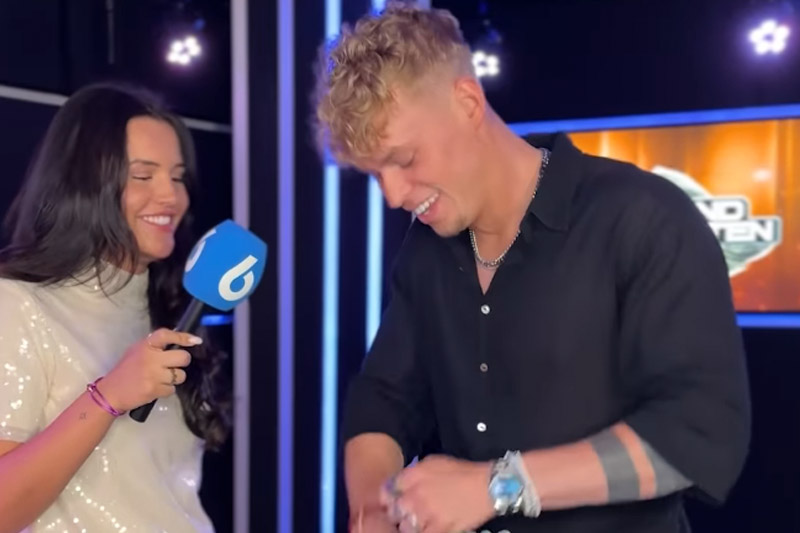 Senna verrast Floris met bijzonder cadeau na De Bondgenoten Senna Floris cadeau De Bondgenoten