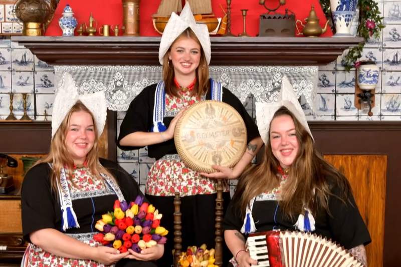 Urk!-Gerda en Mathilde willen van Urk het volgende Volendam maken Gerda Geke Mathilde Urk