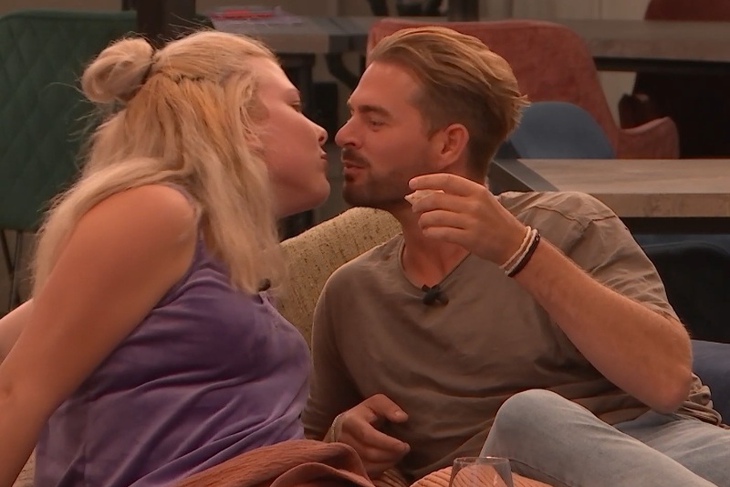 Bondgenoten-El Che reageert gelijk op de kus van Roma en Marco