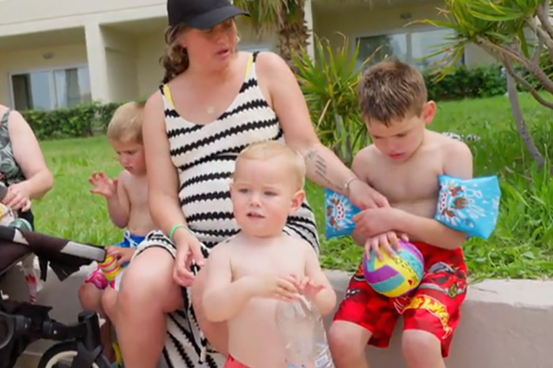 Groot drama in Grote Gezinnen, Grote Vakanties om zwembandjes Verhoef Grote Gezinnen Grote Vakanties