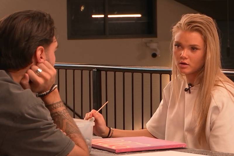 Bondgenoten-Roxy serieus in de problemen na pijnlijke onthulling